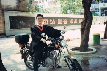 站长毕业时的单人照